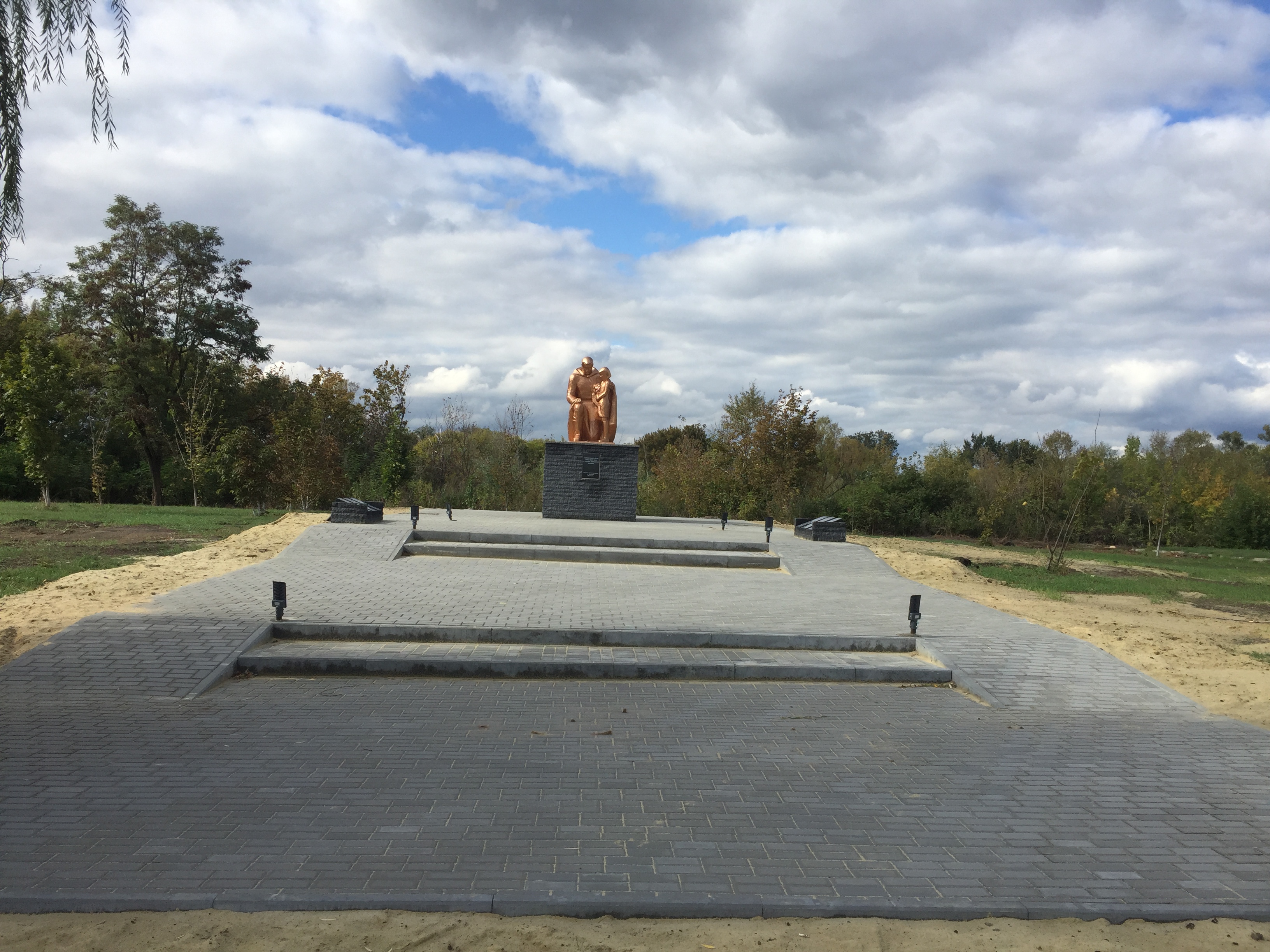 Символический памятник воинам-односельчанам, погибшим в годы Великой Отечественной войны.