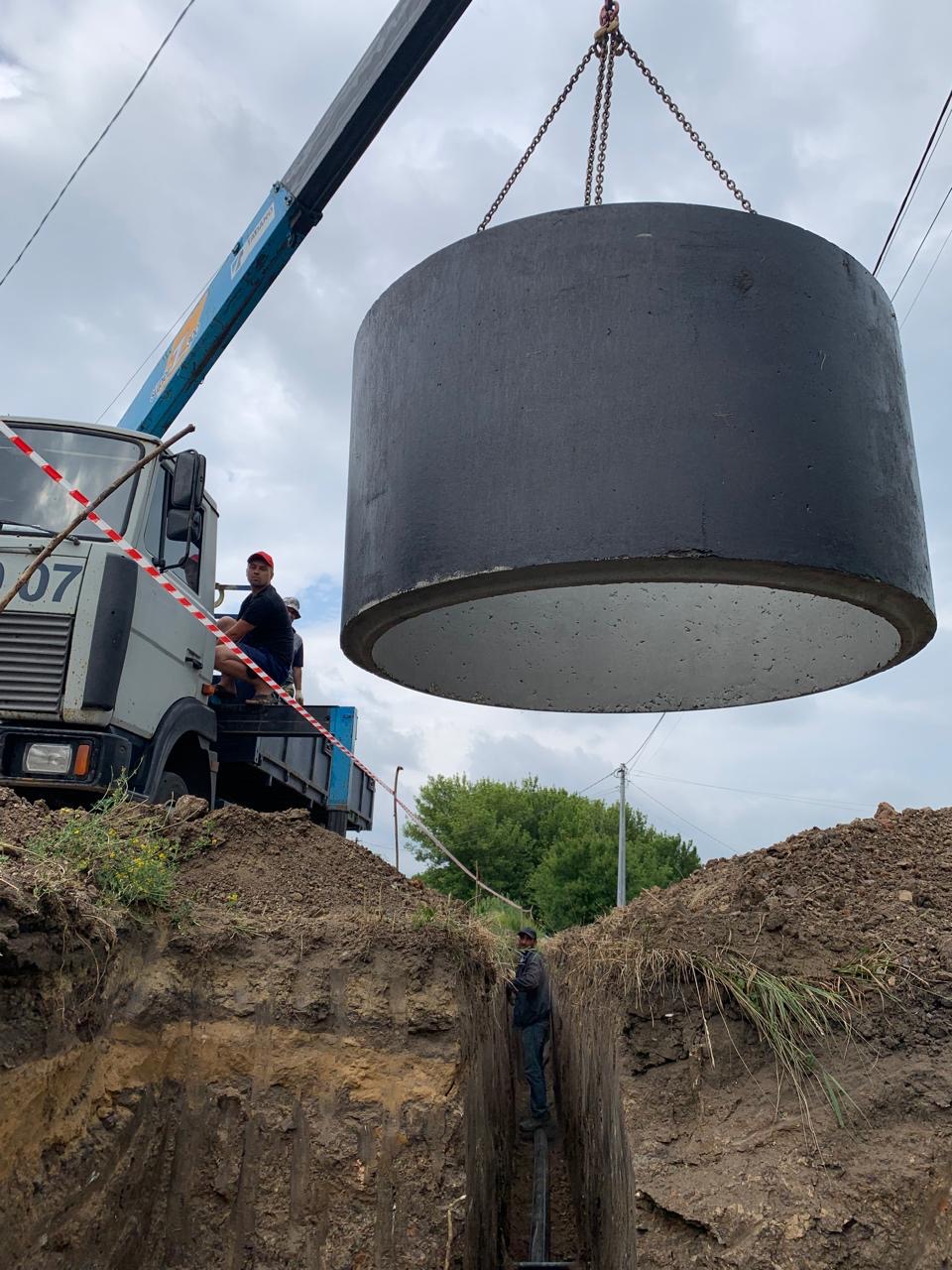 Работы по ремонту водопровода в селе Поповка активно продолжаются.