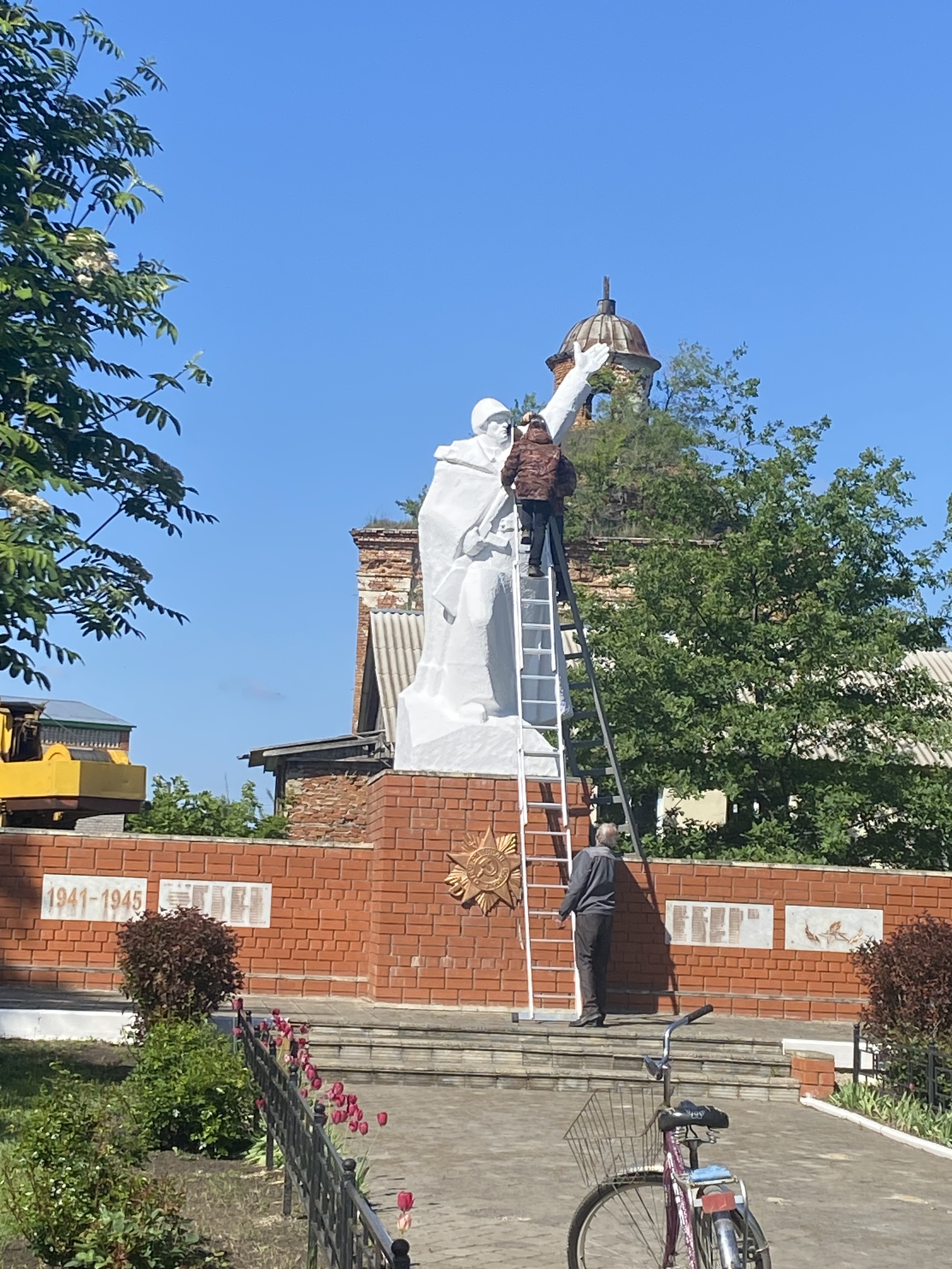 В селе Лофицкое стартовали работы по обустройству памятника воинам-односельчанам, погибшим в годы Великой Отечественной войны.