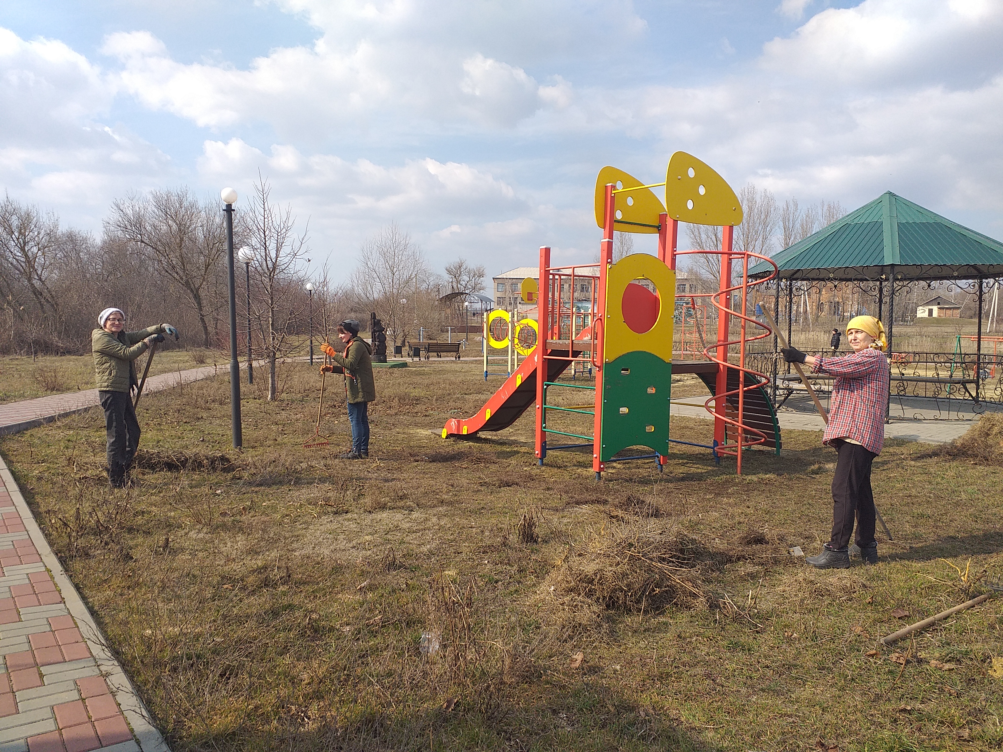 Активисты ТОС в парке в селе Лофицкое.
