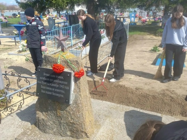Акция «Чистый обелиск» в рамках экологического месячника.